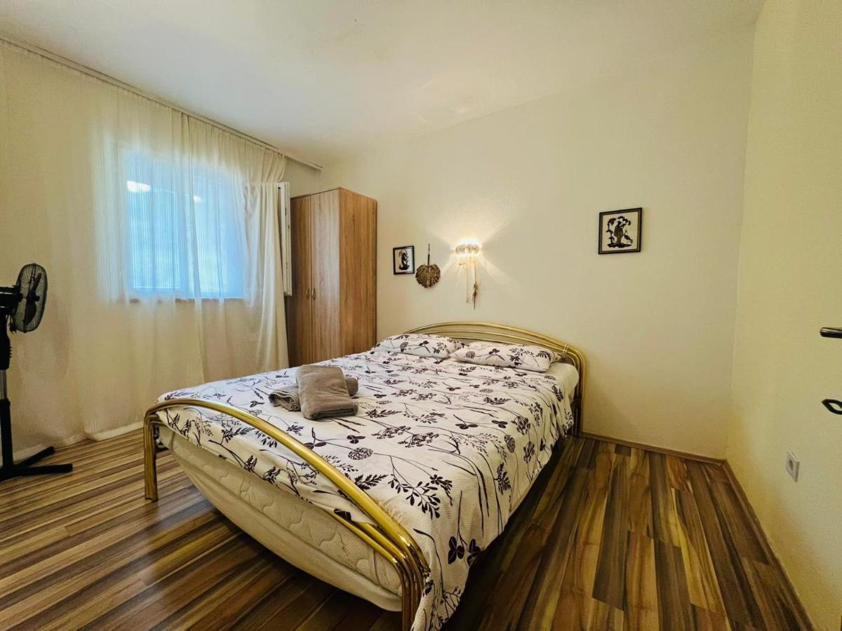 Sea Breeze Apartments With Private Beach And Boat Anchorage Stara Novalja Exterior foto